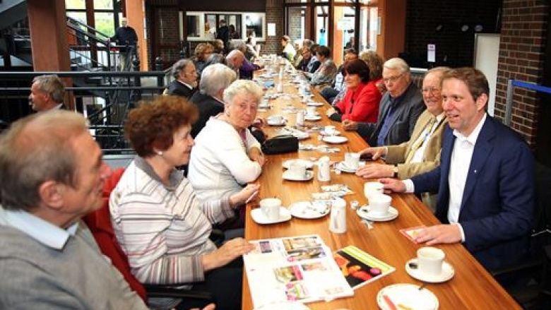 Gespräche bei Kaffee und Kuchen vor dem gemeinsamen Kinofilm Gespräche bei Kaffee und Kuchen vor dem gemeinsamen Kinofilm