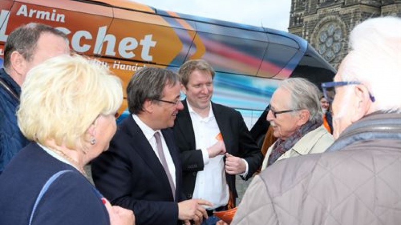 CDU-Spitzenkandidat Armin Laschet im Gespräch mit den Besuchern auf dem Rheydter Markt