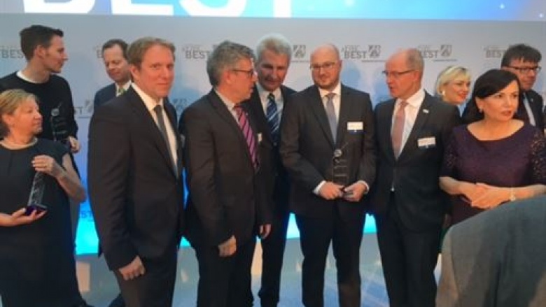 Die ersten Gratulanten nach der Preisverleihung an Teleperformance Die ersten Gratulanten nach der Preisverleihung an Teleperformance