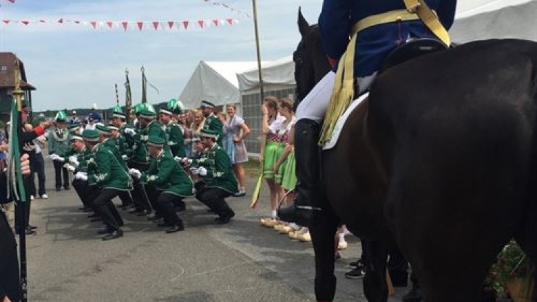 Vor der Parade wird die Stimmung aufgelockert