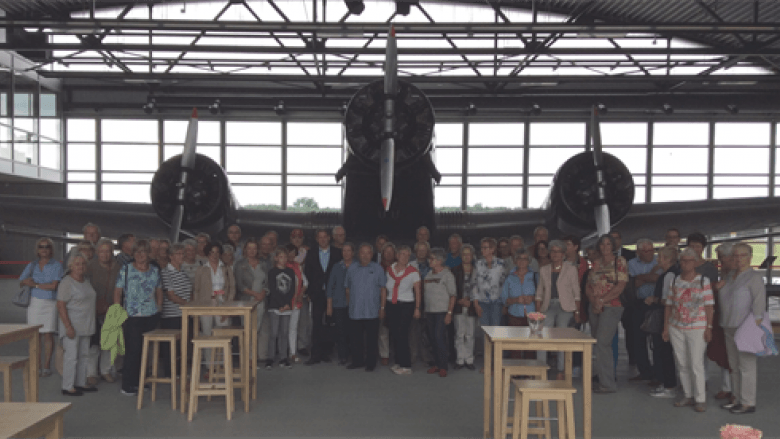 Gruppenbild vor der alten JU im Hugo-Jungers-Hangar am Flughafen