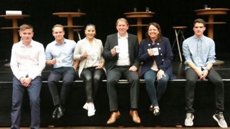 Entspanntes Gruppenbild nach der Diskussion mit den Politikern und Schüler-Moderatoren.
