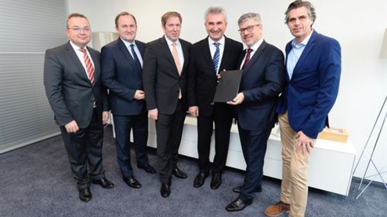 Förderbescheidübergabe im Wirtschaftsministerium Förderbescheidübergabe im Wirtschaftsministerium