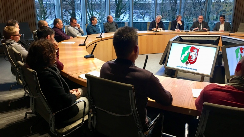 Gruppe GE Betriebsrat im Gespräch