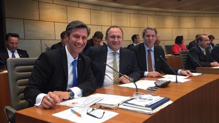 Im Plenum (hier mit Christos Katzidis und Frank Boss) und in den Ausschüssen geht die parlamentarische Arbeit nun richtig los