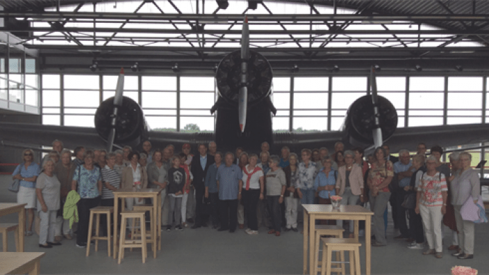 Gruppenbild vor der alten JU im Hugo-Jungers-Hangar am Flughafen