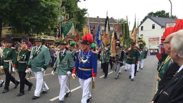 Parade der Schützen vor der Venner Kirche