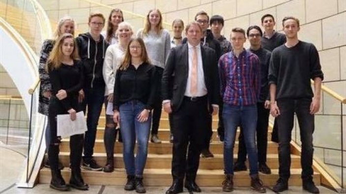 Erinnerungsfoto mit Schülern der Gesamtschule Hardt im Landtag