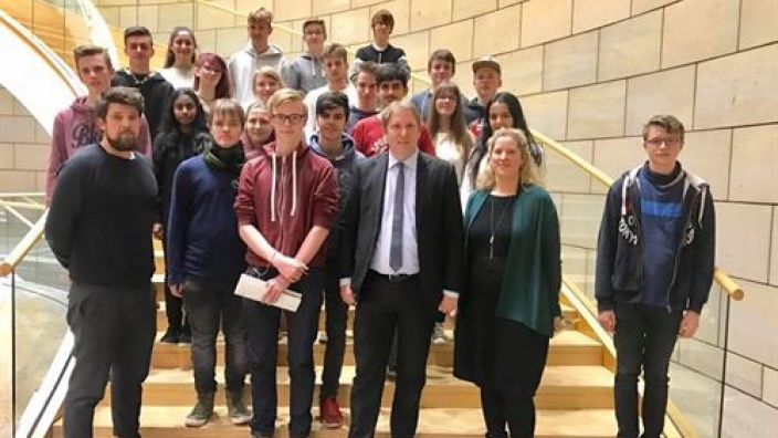 Gruppenbild mit  Schülern des Gynasiums am Geroweiher im Landtag