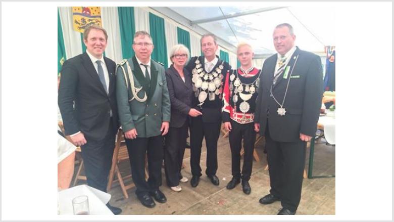 Schützenfest in Holt - mit den Königen Dirk Heynckes und Julian Baumeister, Präsident Andre Heynckes, Ratsherr Markus Heynckes und Gabi Teufel von der MAGS / GEM. Schützenfest in Holt - mit den Königen Dirk Heynckes und Julian Baumeister, Präsident Andre Heynckes, Ratsherr Markus Heynckes und Gabi Teufel von der MAGS / GEM.