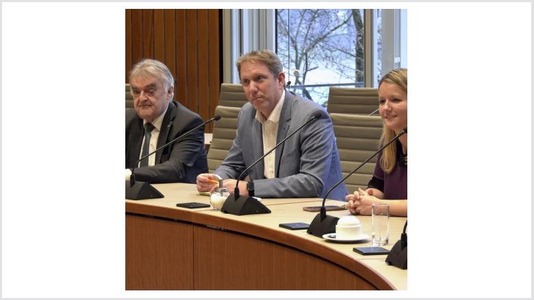 Polizei MG zu Besuch im Landtag mit Minister Reul 