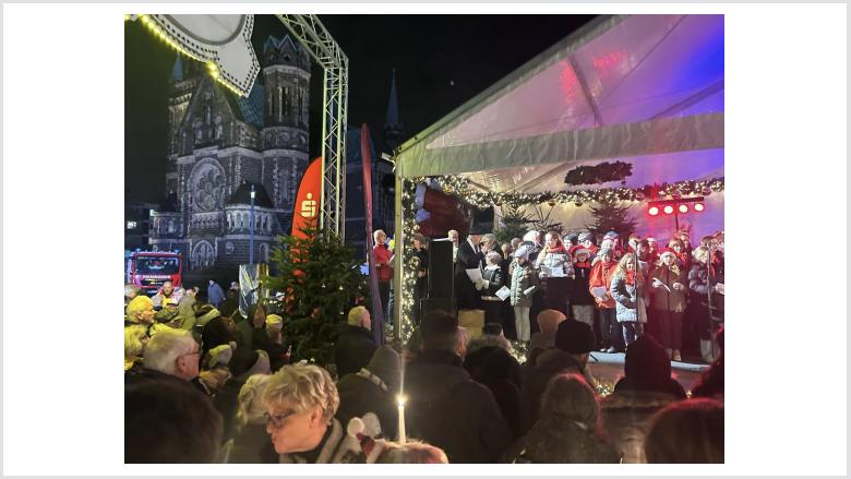 Weihnachtssingen auf dem Rheydter Weihnachtsmarkt 