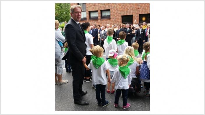 Parade am Kirmes-Sonntag auf der Annakirchstraße mit dem Schützennachwuchs