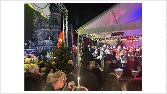Weihnachtssingen auf dem Rheydter Weihnachtsmarkt 